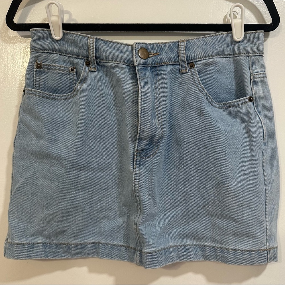 Women’s denim skirt from Forever 21 (size L but fits more like M) 💙💙